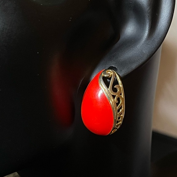 CLIP EARRINGS Red Enamel, Gold tone Oval Clip Earrings, Vintage - Picture 1 of 3